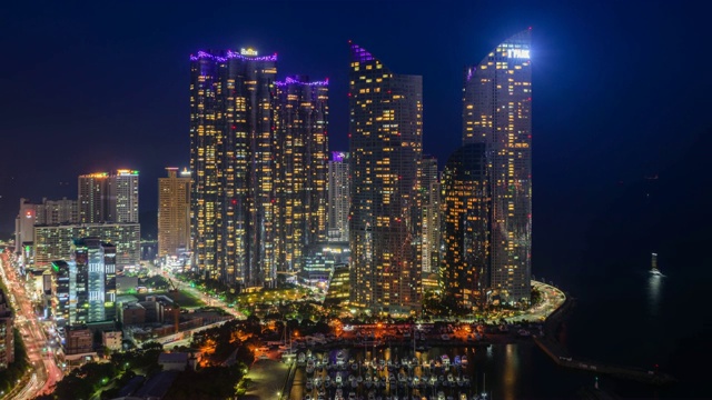 釜山海云台的海城夜景(这是一个昂贵而著名的住宅区)和交通状况视频素材