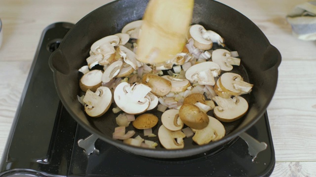 做蘑菇菠菜汤圆视频素材