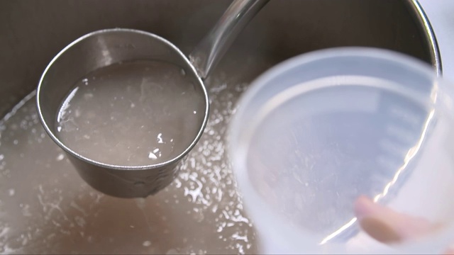 用勺子舀出锡惠(甜米饮料)视频素材