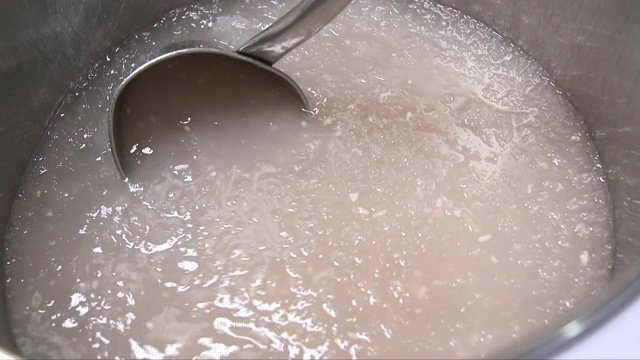 用勺子搅拌Sikhye(甜米饮料)视频素材