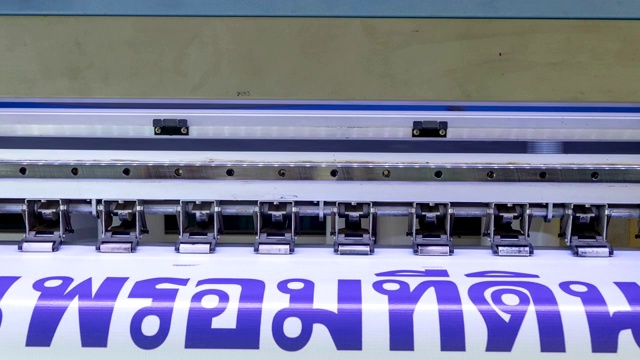 延时大型喷墨打印机是在白色乙烯基上打印泰文视频素材