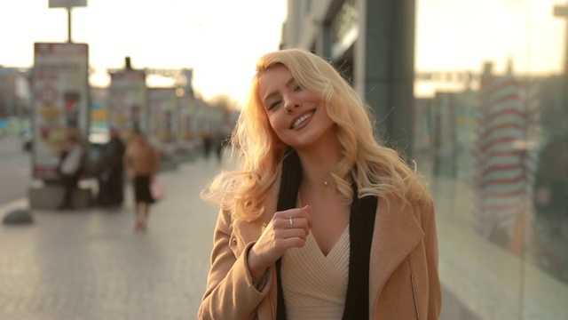 美丽的女人走在春城的街道上视频素材