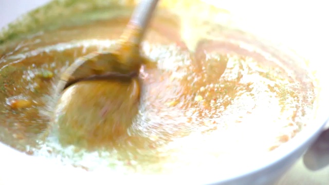 CU Still Shot:厨师在厨房用勺子蘸泰式酱汁的混合酱汁。视频素材