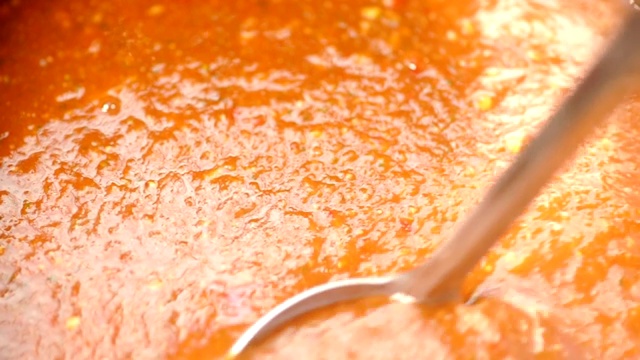 图片:厨师在厨房里用勺子搅拌sukiyaki酱汁。视频素材