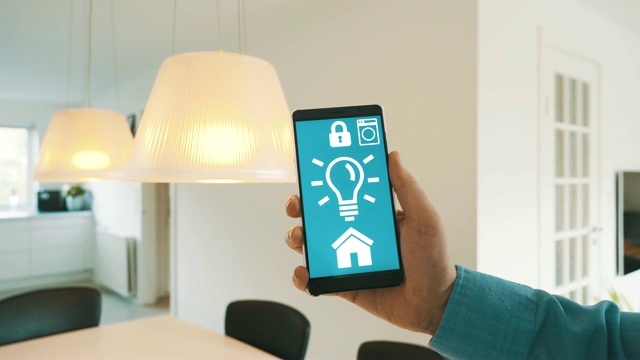 智能手机上的应用程序打开智能家居的灯泡视频素材