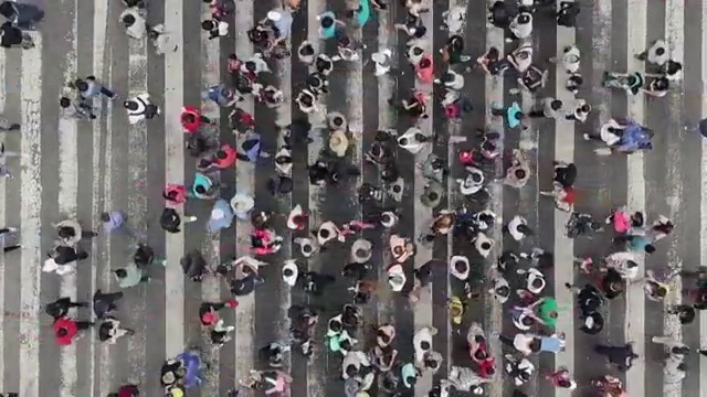 鸟瞰图的行人与拥挤的交通视频下载