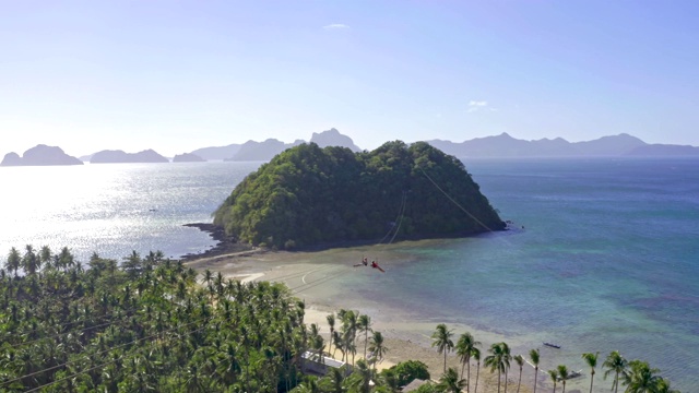 菲律宾厄尔尼多岛巴拉望岛海面上方的滑索视频素材