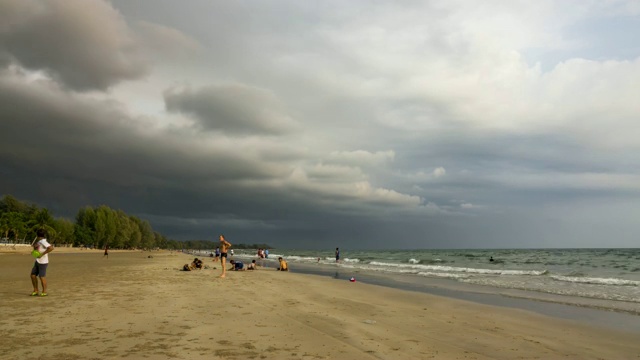暴风雨中在海滩上的旅行者的时间流逝视频素材