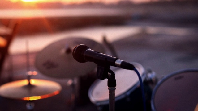 日落时分巴塞罗那海滩上的音乐会视频素材