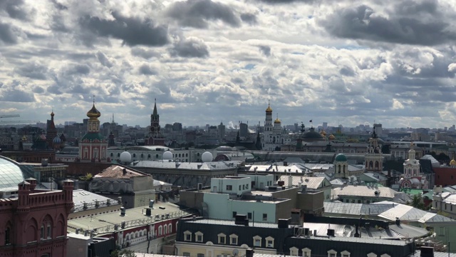 从德斯基米尔贸易中心的楼顶可以看到莫斯科克里姆林宫和许多东正教教堂和大教堂塔视频素材
