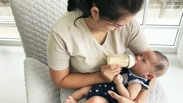 亚洲母亲正在喂她刚出生的男婴视频素材
