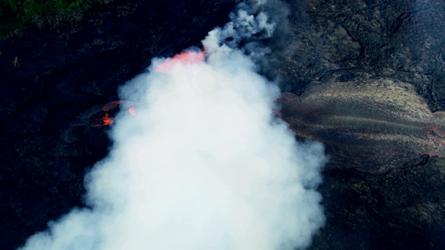 鸟瞰图红色炽热的熔岩活火山视频素材