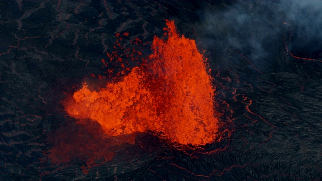 鸟瞰炽热的熔岩喷发的火山视频素材