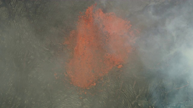 空中的活火山喷发着炽热的岩浆视频素材