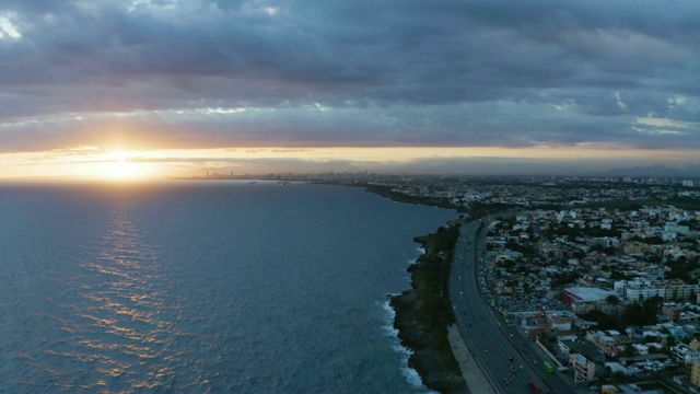 航拍的一个城市海岸线在日落在多米尼加共和国视频下载