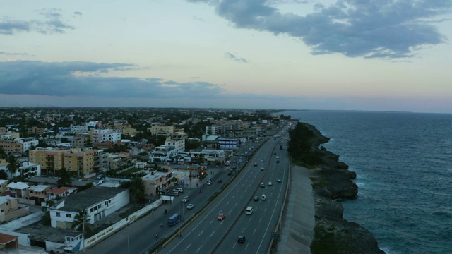 航拍的一个城市海岸线在日落在多米尼加共和国视频下载