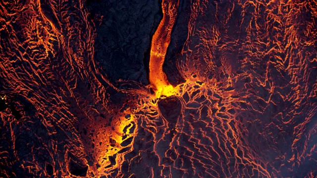 红色的火山岩浆流动鸟瞰图视频素材