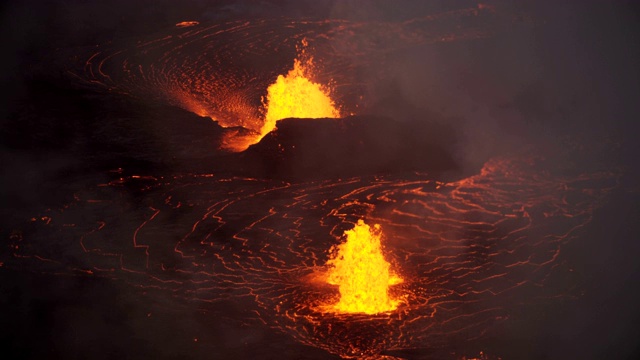 空中的活火山喷发着炽热的岩浆视频下载