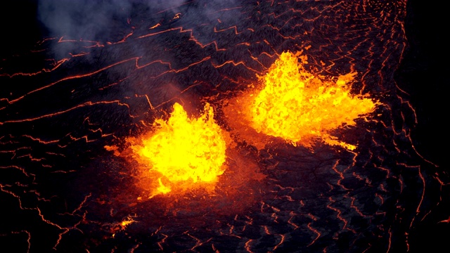 鸟瞰图沸腾的炽热岩浆活火山视频素材