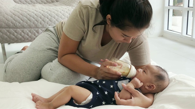 亚洲母亲正在喂她刚出生的男婴视频素材