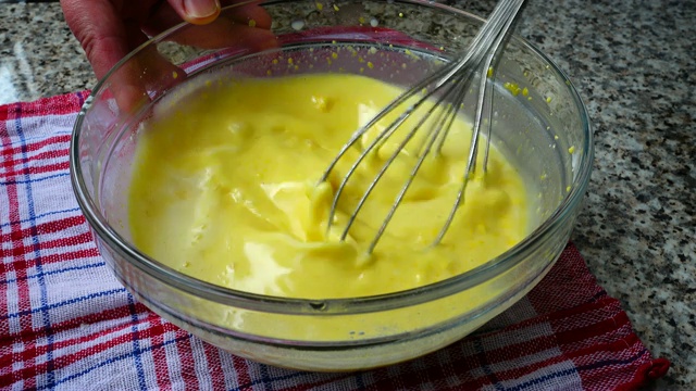 蛋奶糊用鸡蛋和牛奶混合。奶油的准备。视频素材