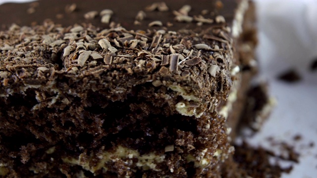 一块放在旋转架上的巧克力蛋糕视频素材