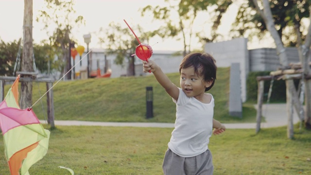亚洲小男孩跑风筝自由概念夏季自然野外在阳光灿烂的一天。视频素材