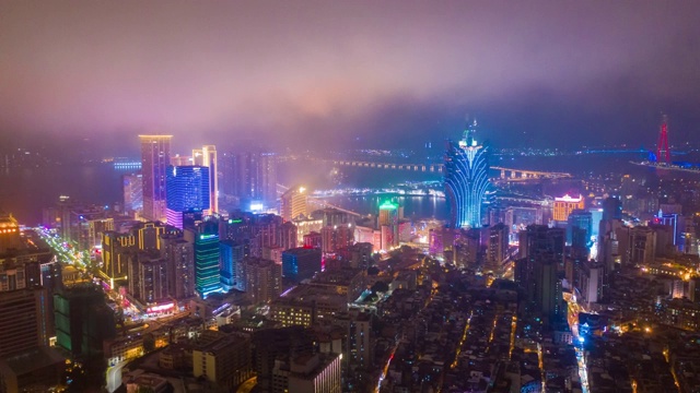夜间照明飞行在澳门城市酒店市中心海湾航拍全景4k时间推移中国视频素材