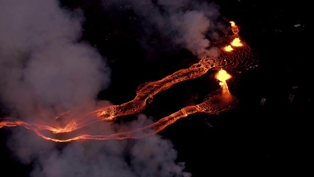 鸟瞰图热熔岩从活火山裂缝视频下载
