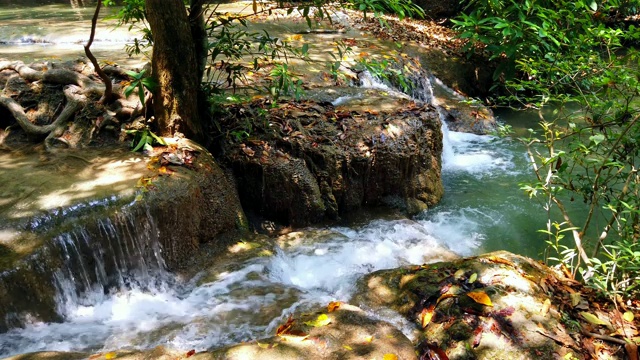 泰国北碧府四面佛国家公园或四面佛瀑布。4K超高清。视频素材