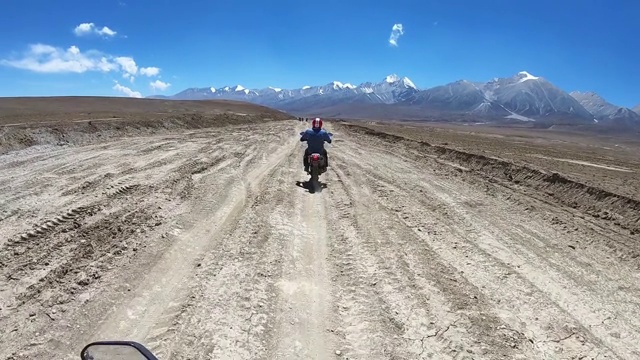 摩托车手穿过青藏高原视频素材
