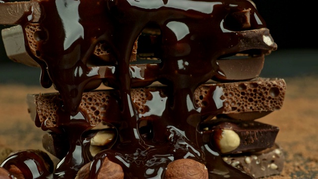 各种各样的巧克力块和坚果。高品质超高清拍摄。视频素材