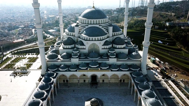 伊斯坦布尔Camlica清真寺和博斯普鲁斯无人机视图视频下载