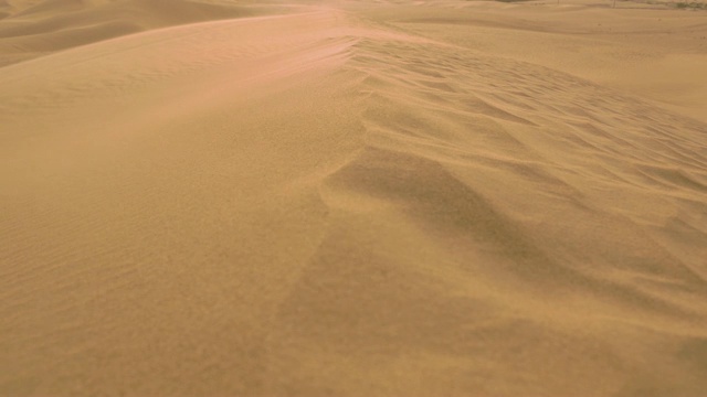 沙漠中的沙丘。风吹沙丘视频素材