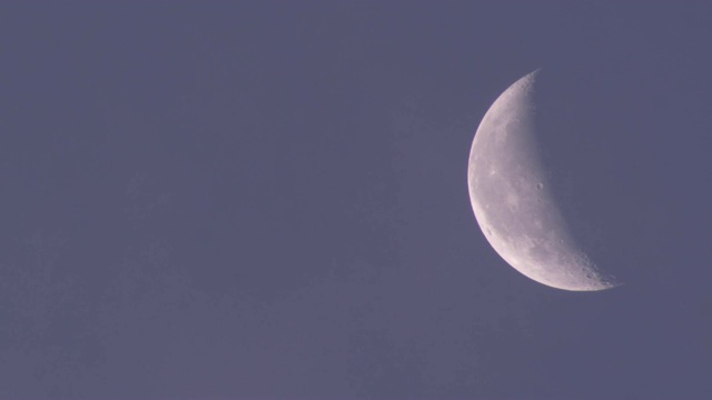 慢慢移动的月亮在白天视频下载