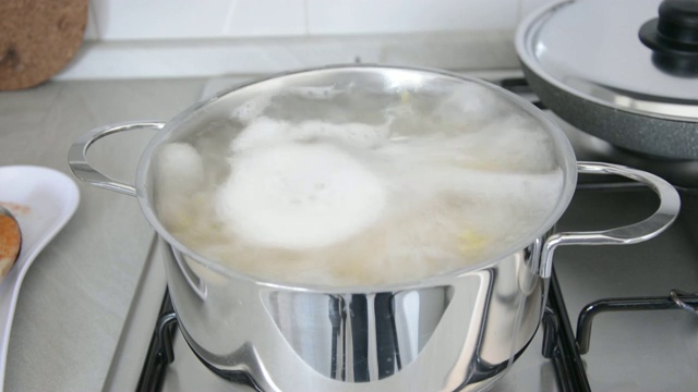 水在钢锅里沸腾煮意大利面视频素材