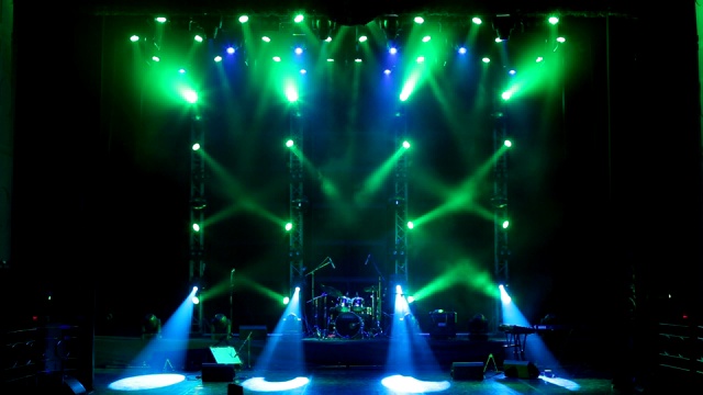 音乐会的舞台灯光和烟雾。显示背景。舞台灯光和烟雾。视频下载