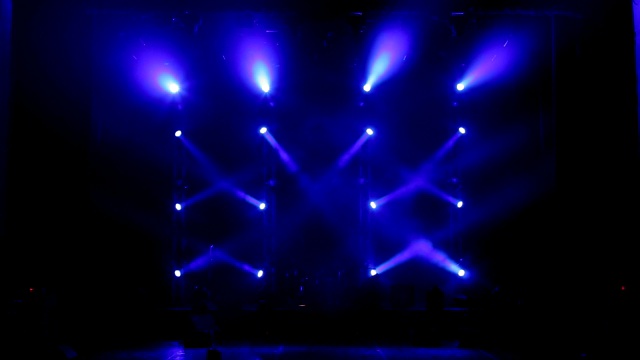 音乐会开始前空荡荡的舞台上闪耀着美丽的蓝色光芒。视频素材