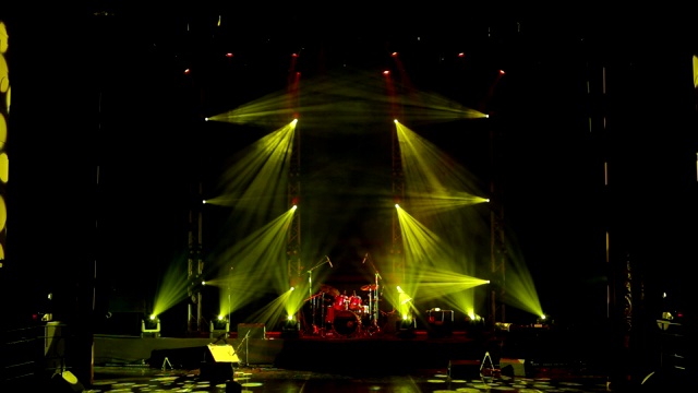 空荡荡的剧院里，黄色和红色的舞台灯光。舞台灯光背景。视频下载