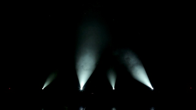 空荡的舞台上，黑暗中的白光。视频素材