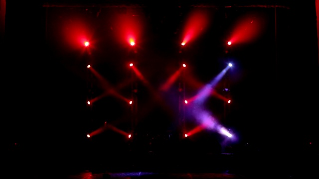 音乐会上多彩的舞台灯光。舞台灯光和烟雾。视频下载