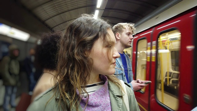 一个在等地铁的女人视频素材