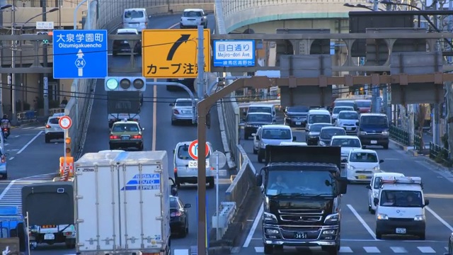 在东京奈日市的八原十字路口有很多车视频素材
