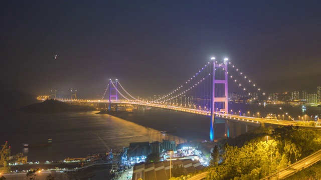 4k视频交通时间从白天到夜晚，香港青岛大桥交通灯的场景视频素材