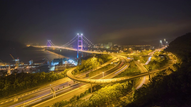 4k视频交通时间从白天到夜晚，香港青岛大桥交通灯的场景视频素材