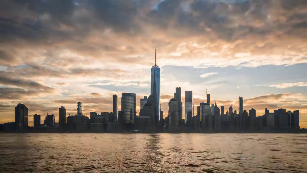 美国曼哈顿下城/纽约市上空戏剧性的日出视频下载