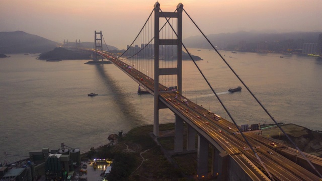 4k视频交通延时，拍摄香港青岛大桥交通灯从白天到夜晚的场景视频素材