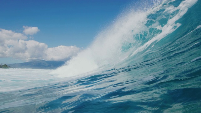 打破海浪与热带岛屿天堂的背景视频素材