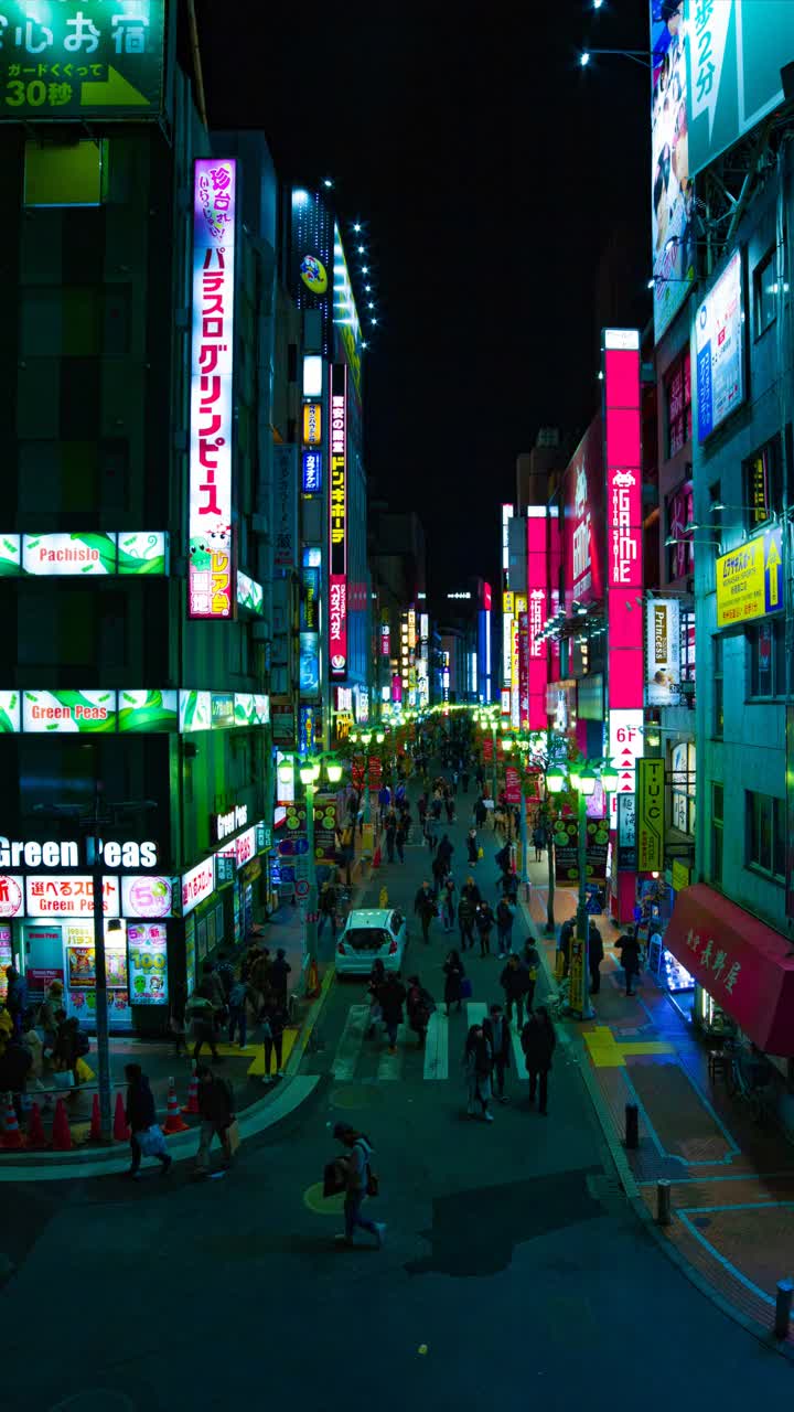 在新宿日本霓虹街的夜晚时光流逝视频素材