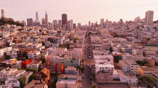 日落时俯瞰住宅区的旧金山市中心鸟瞰图视频下载